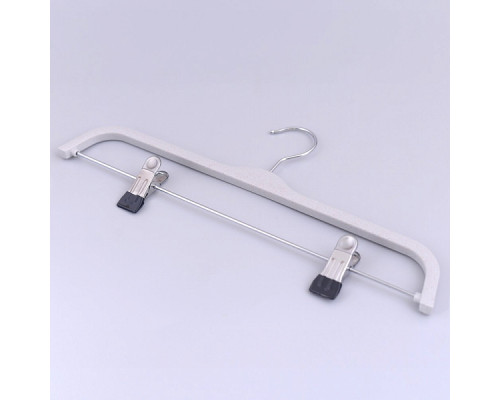 Вешалка-плечики с 2 прищепками. Размер 44-46. (пластм.) NEW